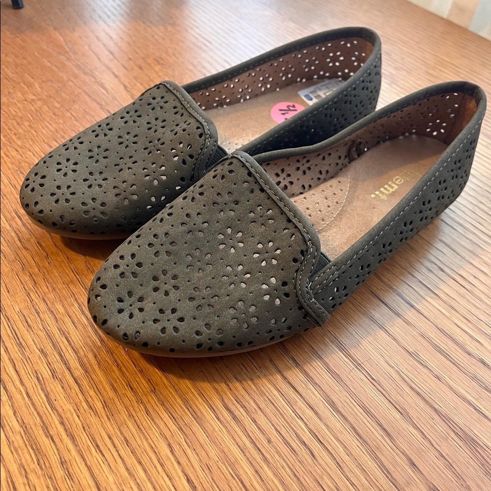 NWT Whitemt Olive Green Flats Size 5 1/2